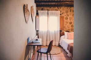 3 quartos, escrivaninha, ferros/tábuas de passar roupa, berço de viagem