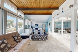 Fernseher, Kamin, DVD-Player