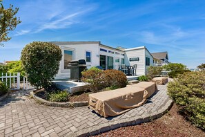 Outdoor dining - Canal-Front Home w/Deck, Washer/Dryer, Free WiFi, Outdoor Dining Area, & More (Ocean City)