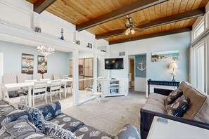 Fernseher, Kamin, DVD-Player