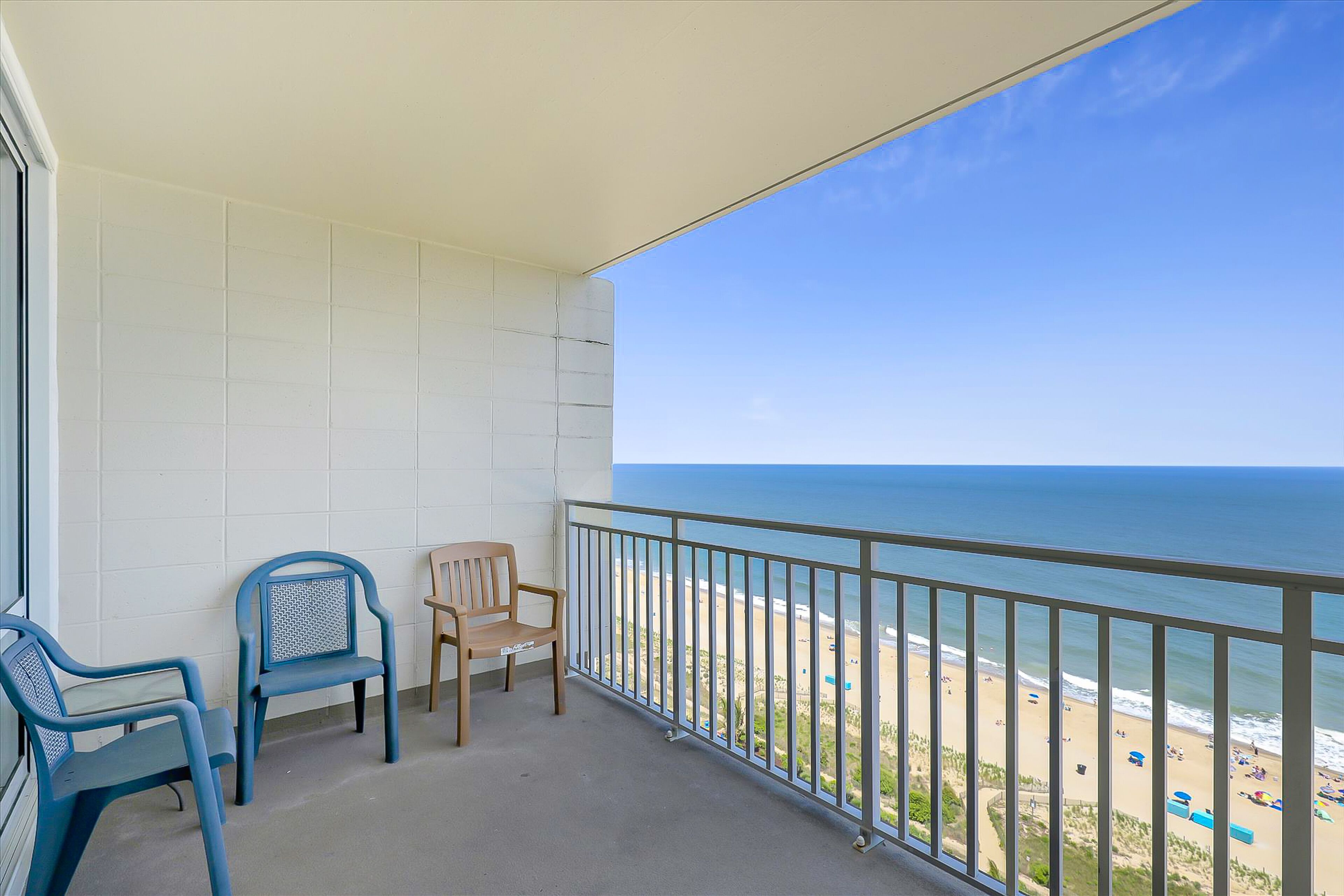 Beachfront condo with balcony, pools, sauna, gym, & game room