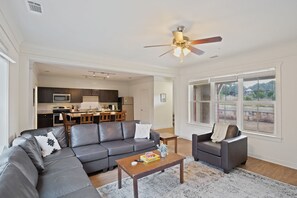 TV - Texas State Sanctuary With Massive Pool Oasis (San Marcos)