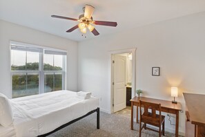 6 bedrooms, Frette Italian sheets, premium bedding, laptop workspace - Texas State Sanctuary With Massive Pool Oasis (San Marcos)