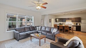 TV - Texas State Sanctuary With Massive Pool Oasis (San Marcos)