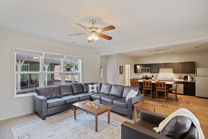 TV - Texas State Sanctuary With Massive Pool Oasis (San Marcos)