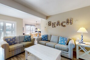 TV, fireplace, DVD player - Cottages on Whites Creek house near beach w/private W/D, shared pool, free WiFi (Ocean View)