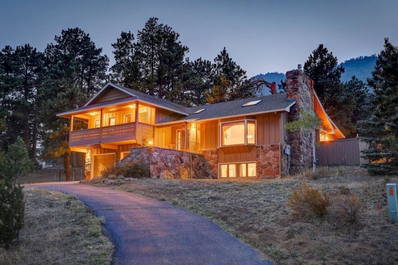 Elk Ridge Lodge-Stylish 4BR Family Retreat with Mt views & Hot tub! Quiet Location