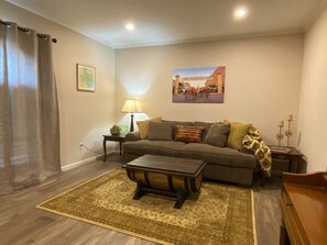 Una Smart TV, una chimenea, libros, un reproductor estéreo