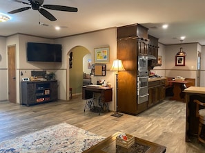 Fridge, microwave, oven, stovetop - StockYards!  Walk 3 Blocks-Ranch House sleeps 8, TCU close by (Ft Worth)