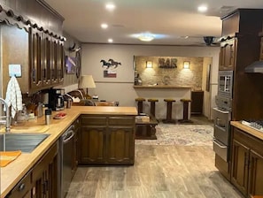 Fridge, microwave, oven, stovetop - StockYards!  Walk 3 Blocks-Ranch House sleeps 8, TCU close by (Ft Worth)