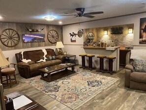 Smart TV, fireplace, books, stereo - StockYards!  Walk 3 Blocks-Ranch House sleeps 8, TCU close by (Fort Worth)
