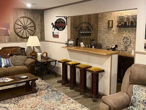 Interior - StockYards!  Walk 3 Blocks-Ranch House sleeps 8, TCU close by (Fort Worth)