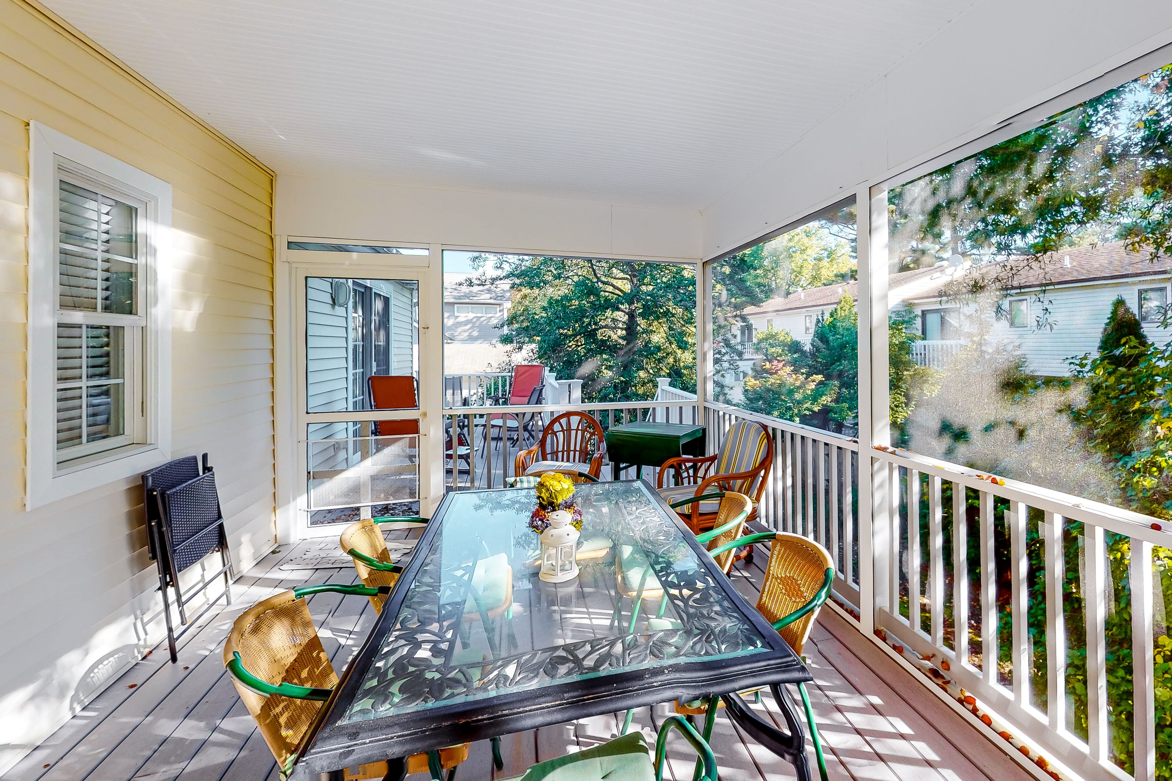 Town of Bethany Beach home with screened porch, outdoor shower - walk to beach
