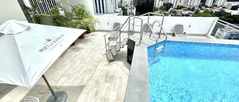 Piscine extérieure, chaises longues