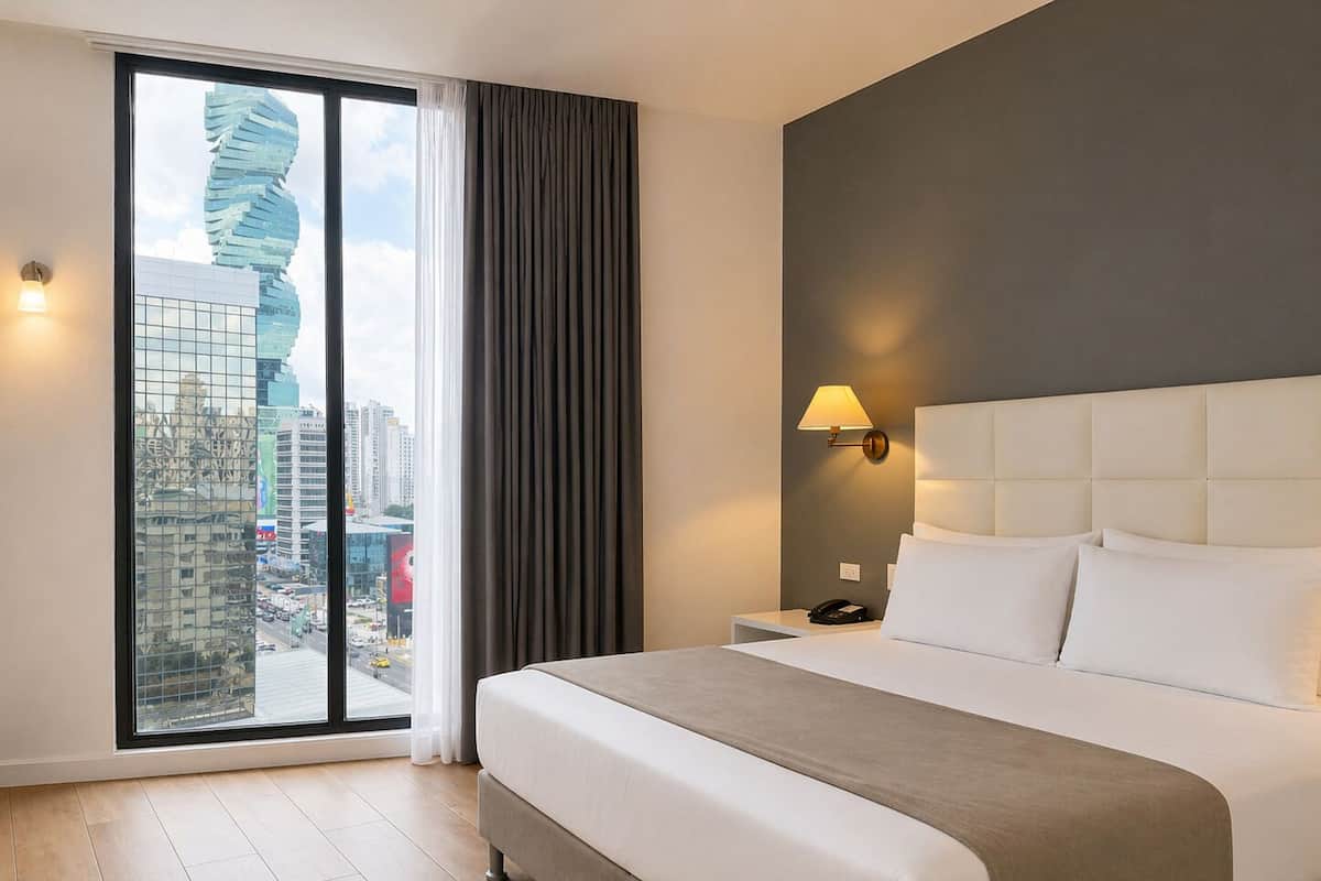 Deluxe King Room | Hypo-allergenic bedding, memory foam beds, desk, laptop workspace