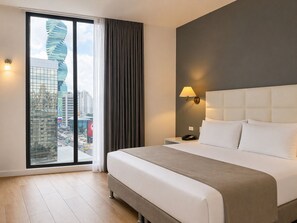 Habitación King Deluxe, Vistas a la ciudad | Ropa de cama hipoalergénica, colchones viscoelásticos, escritorio