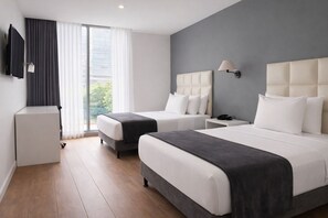 Deluxe-dobbeltværelse - 1 soveværelse | Allergivenligt sengetøj, senge med madrasser af memory foam, skrivebord