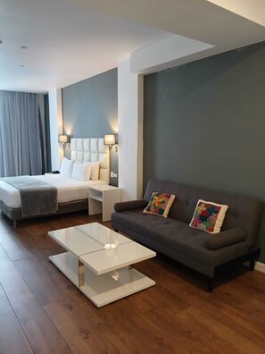 Studio Suite Junior | Seprai antialergi, busa memori, meja kerja, dan ruang kerja ramah laptop