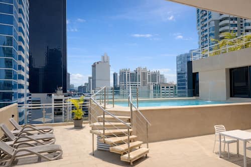 Outdoor pool, open 9:00 AM to 7:00 PM, pool loungers