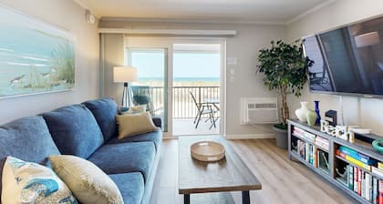 Beachfront condo with private balcony & amazing views
