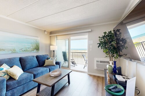 Beachfront condo with private balcony & amazing views
