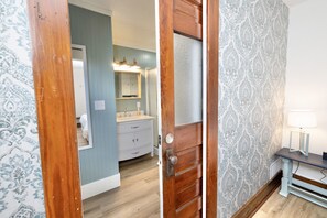 4 bedrooms, travel cot, free WiFi, bed sheets - The Vintage Lake House w/ Private Dock (Russells Point)