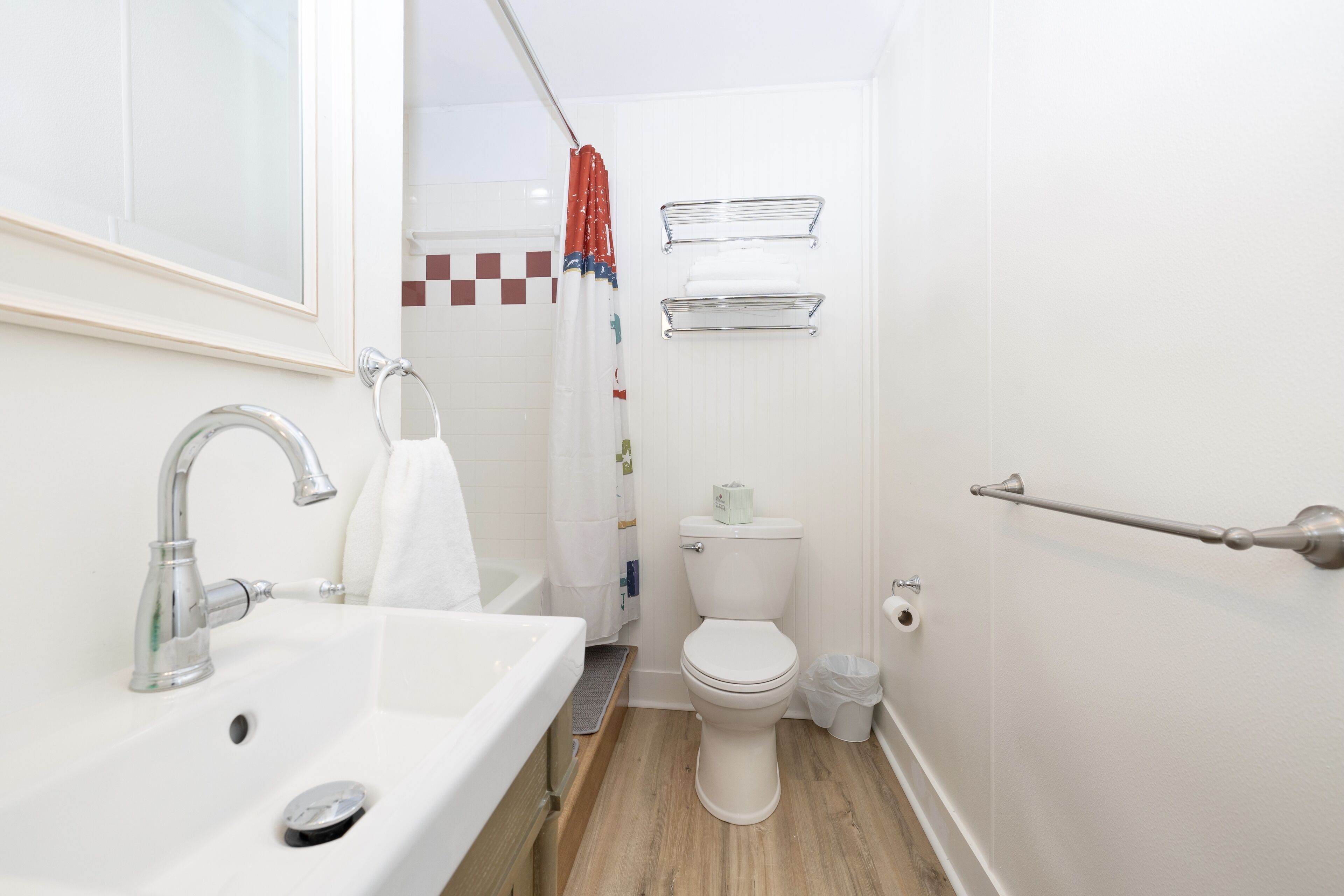 Un bagno piccolo con un lavandino bianco, un water e uno spazio doccia.