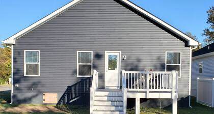 Private Retreat Bungalow-One Level, 2 blocks from Beach w/Porch & Deck