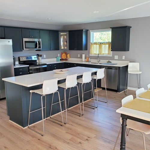 Private Retreat Bungalow-One Level, 2 blocks from Beach w/Porch & Deck