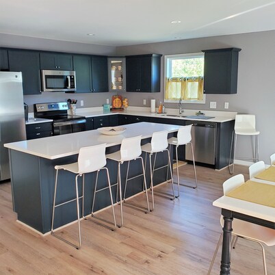 Private Retreat Bungalow-One Level, 2 blocks from Beach w/Porch & Deck