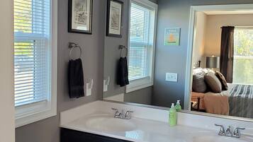 3 bedrooms, desk, free WiFi, bed sheets