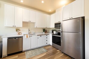 Réfrigérateur, four à micro-ondes, un four, surface de cuisson