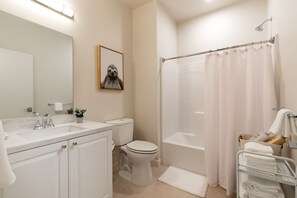 Combined shower/bathtub, hair dryer, towels, soap - Merkantile-4 Solvang / Luxury Lofts near downtown (Solvang)