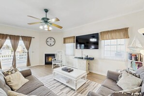 Télévision, lecteur de DVD, livres, vidéothèque