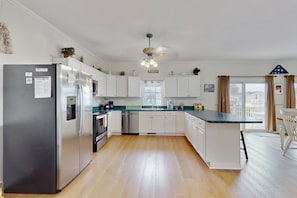 ثلاجة، ميكروويف، فرن، موقد طهي مسطح