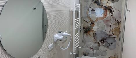 Ducha, secador de pelo, bidet