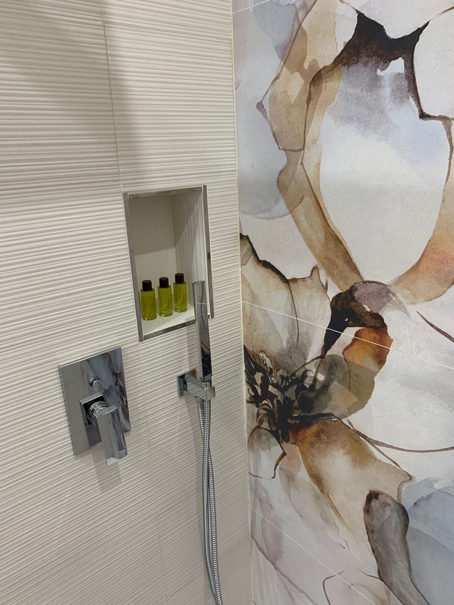 Douche, sèche-cheveux, bidet