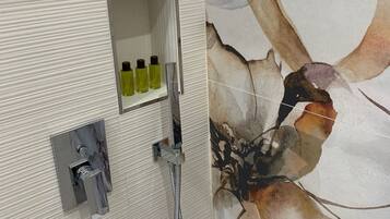 Douche, sèche-cheveux, bidet