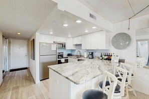 KĂŒhlschrank, Mikrowelle, Ofen, Herdplatte