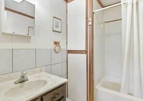 Combined shower/tub, towels, soap, shampoo