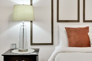 1 dormitorio, tabla de planchar con plancha, wifi y ropa de cama