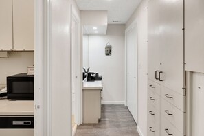 Mikroaaltouuni, uuni, liesi, kahvin-/teenkeitin