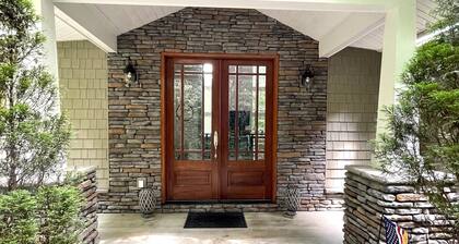 5-Bedroom Custom Lakefront Home on Lake Norman-Private Dock, PaddleBoards/Kayaks