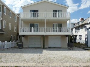 Exterior - Central Boardwalk Area (2 Short Blocks To Beach & Boardwalk).   (Ocean City)