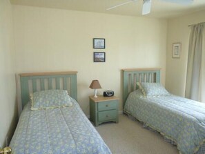4 bedrooms, WiFi - Central Boardwalk Area (2 Short Blocks To Beach & Boardwalk).   (Ocean City)