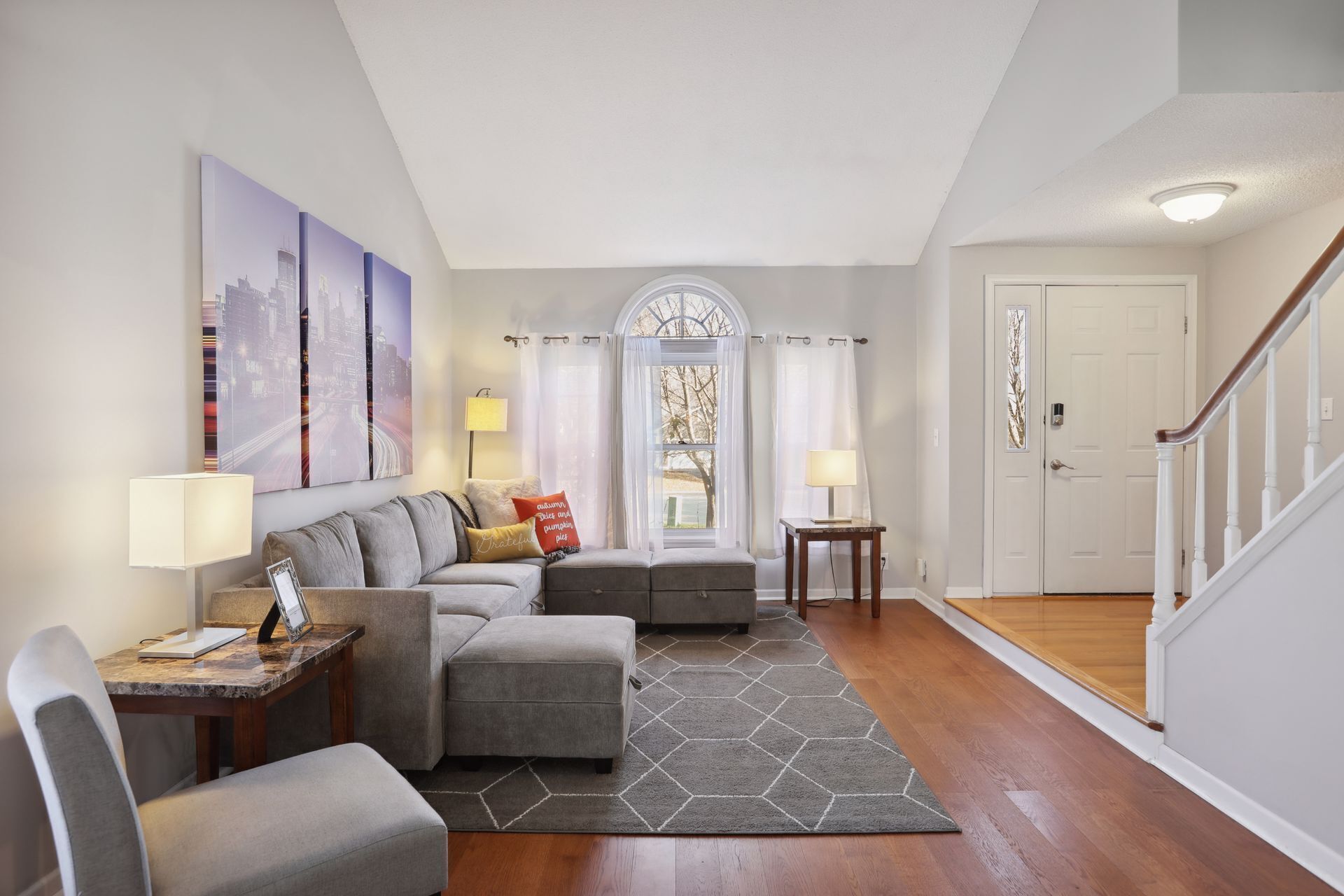 TV connectée, jeux vidéo, baby-foot, livres