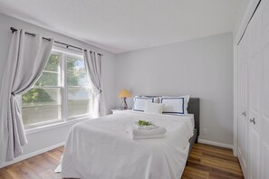 5 chambres, coffres-forts dans les chambres, bureau