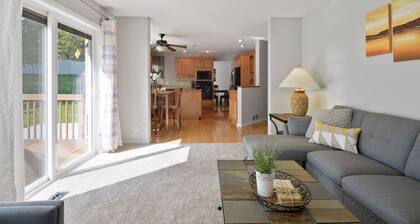 Stunning 5 BR, 2 King Bed, 2 Garage, 4 BTH Family Friendly Home with Hot Tub