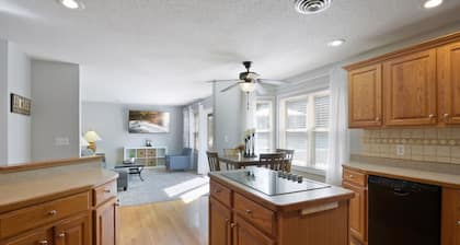 Stunning 5 BR, 2 King Bed, 2 Garage, 4 BTH Family Friendly Home with Hot Tub