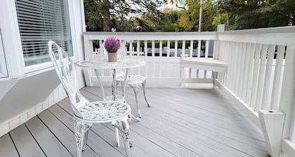 Stylish downstairs apartment. Walk to town, train, & beach ferry!